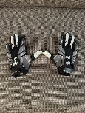 Under Armour Black and Silver Athletic Grip Gloves